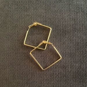 Vintage Gold Tone Square Pierced Fashion Earrings.